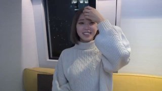 漂亮女主播户外真空露出大阴唇在野外无视身边经过的路人冲动直播逼逼，白嫩大长腿不知道被哪个路人搞上了
